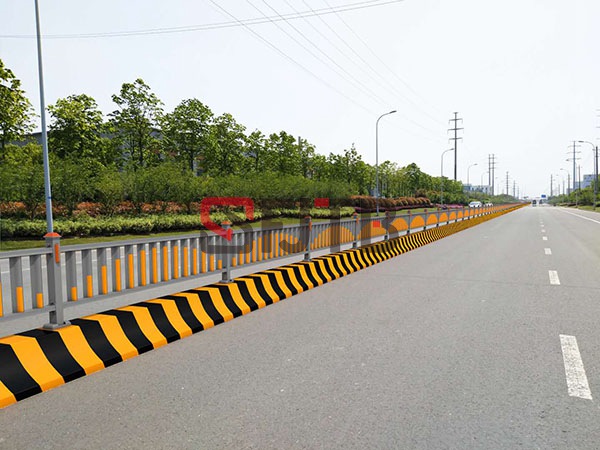 水泥墩中央護(hù)欄 水泥墩中央護(hù)欄