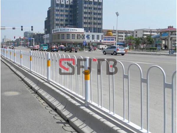 水泥墩中央護(hù)欄 水泥墩中央護(hù)欄