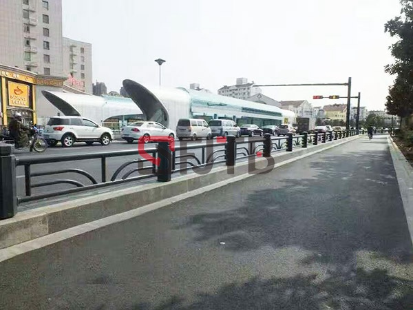 水泥墩中央護(hù)欄 水泥墩中央護(hù)欄