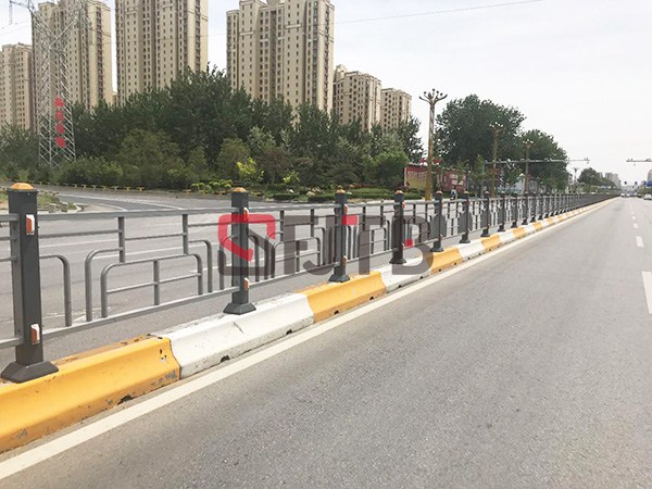 水泥墩中央護(hù)欄 水泥墩中央護(hù)欄